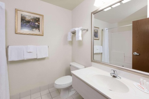 Baymont by Wyndham Des Moines Airport image 45